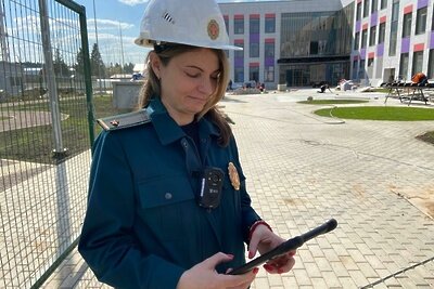    Инспектор Главгосстройнадзора Московской области на проверке строительства соцобъекта © Пресс-служба Главгосстройнадзора Московской области