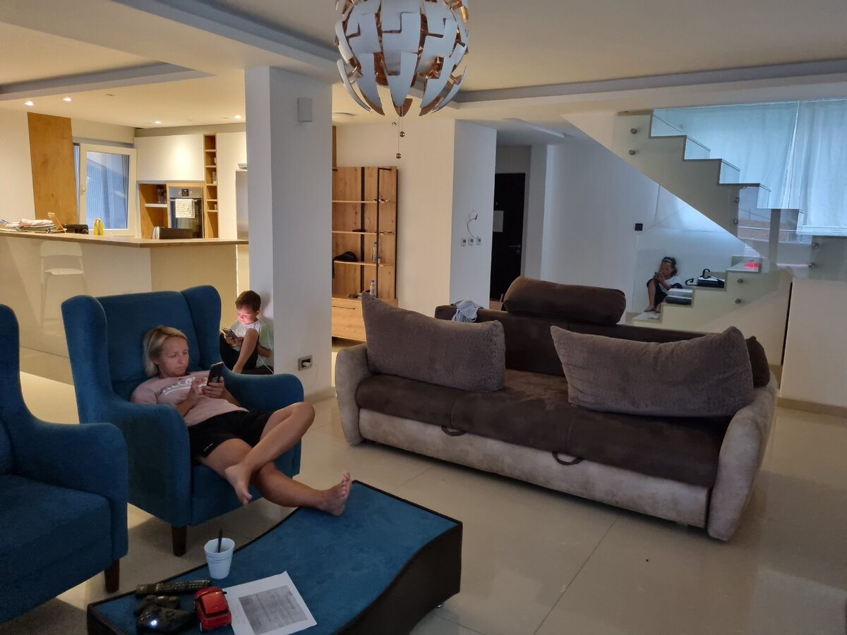 Наша гостиная. Найди троих человек на рисунке.