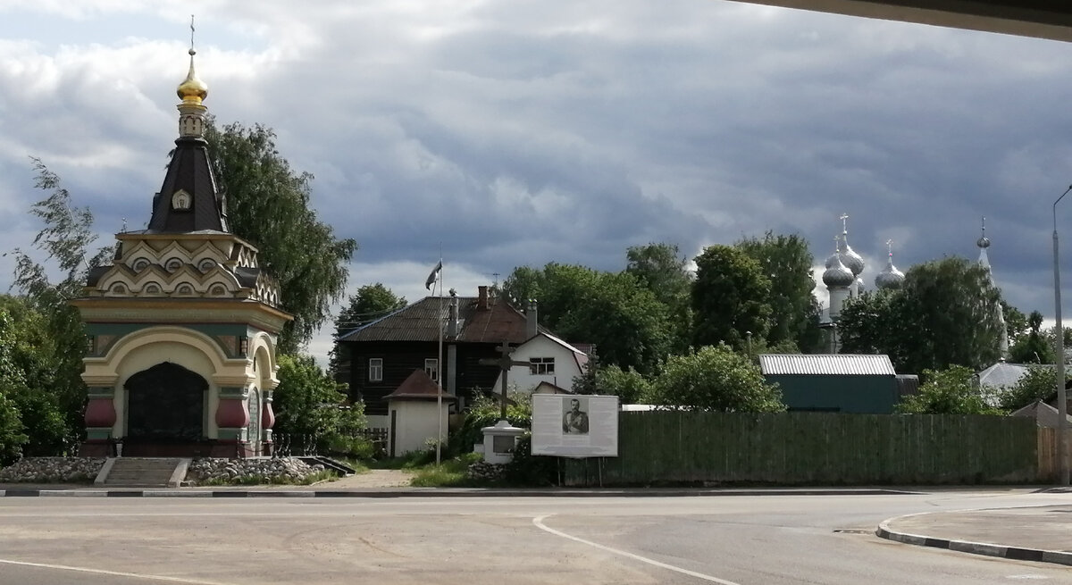 Гуляя, можно созерцать городские достопримечательности.