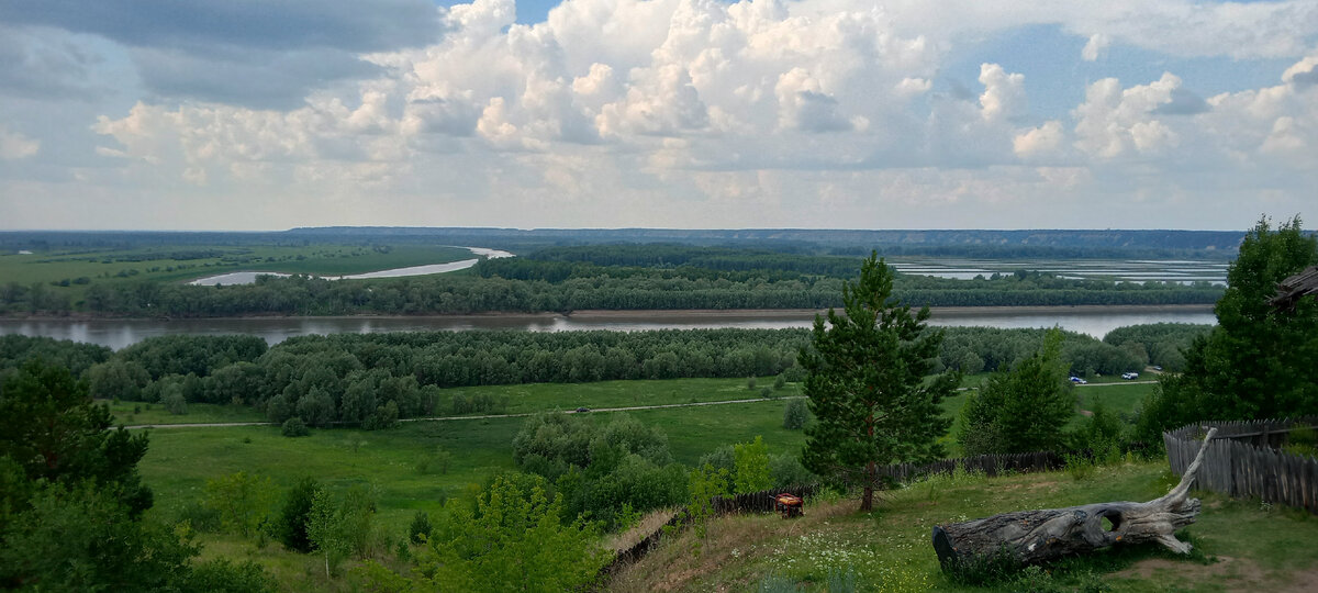 Говорят, на том месте, где черный Иртыш сближается со светлой старицей, татары уbили Ермака...