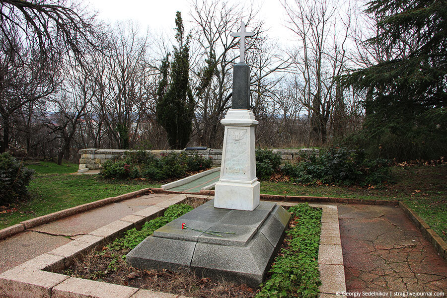 Братская  могила  русских  и  французских  воинов