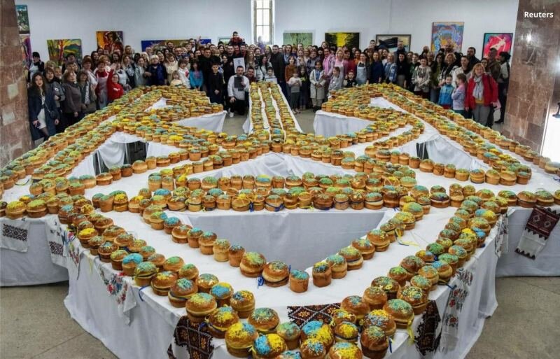    Новый украинский рекорд: львовяне выложили трезубец из 1000 пасхальных куличей за 25 минут и 17 секунд
