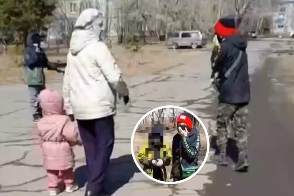    Подростки устроили налет и говорили семье, что женщины зашли «на их территорию» Фото: скриншот из видео