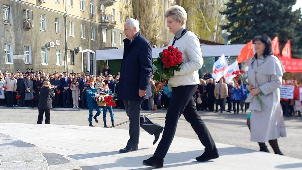 памятник гагарину в саратове на набережной