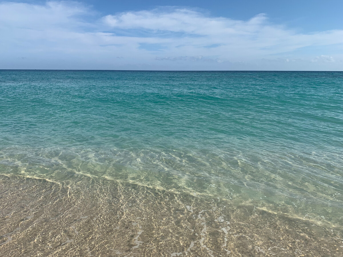 Невероятно чистая вода местного пляжа