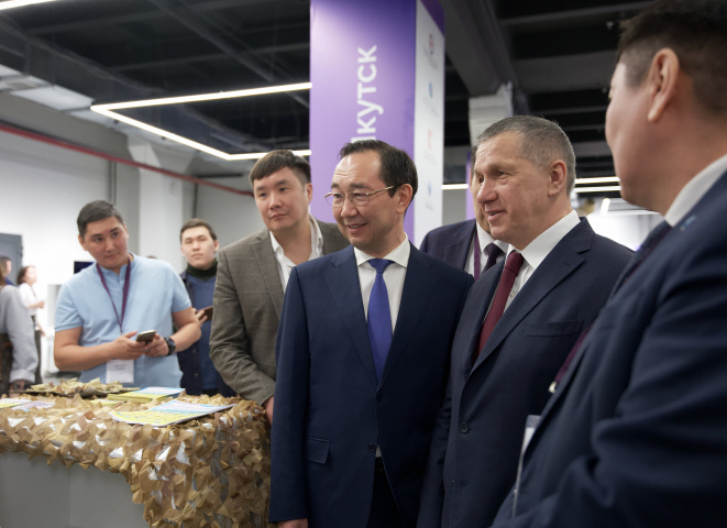 Фото: Корпорация развития Дальнего Востока. Полпред Президента РФ в ДФО Юрий Трутнев и глава Якутии Айсен Николаев приняли участие в открытии стартап-форума