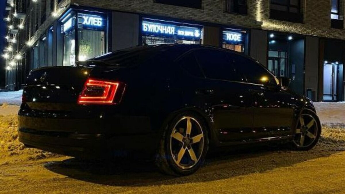     Скандальный гонщик на «Шкоде» без номеров разыграл в соцсетях свой автомобиль.