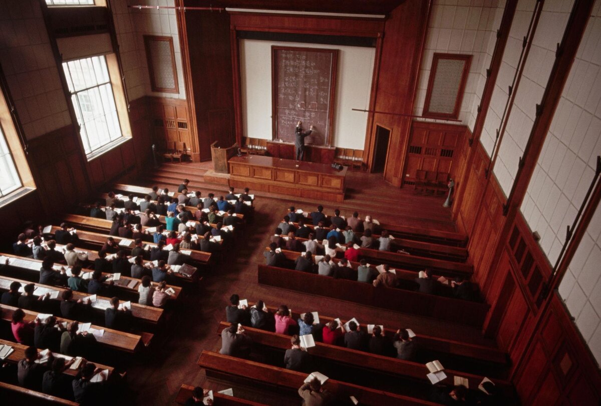 Просто аудитория какого-то университета. Для иллюстрации.