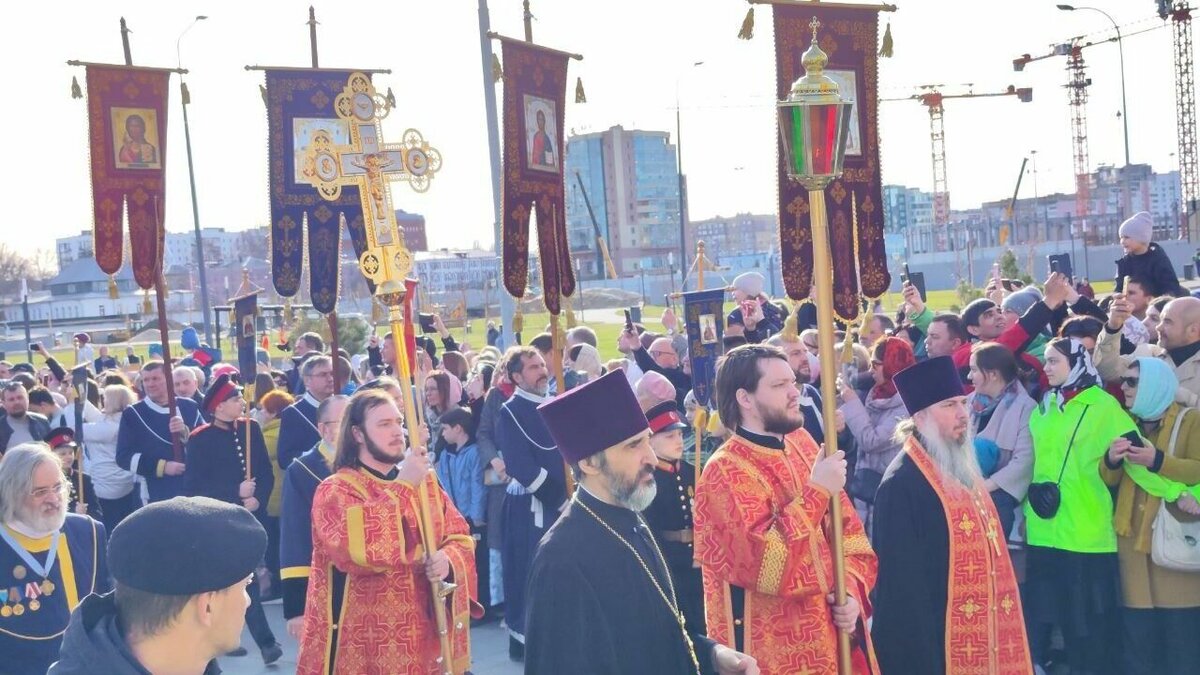     3900 человек пришли на Пасхальный крестный ход в Нижнем Новгороде 16 апреля. Об этом сообщает Нижегородская епархия со ссылкой на ГУ МВД региона.