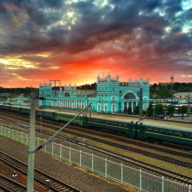 Смоленск город москва. ЖД вокзал Смоленск. Вокзал города Смоленска. Смоленск Центральный ЖД вокзал. РЖД вокзал Смоленск.