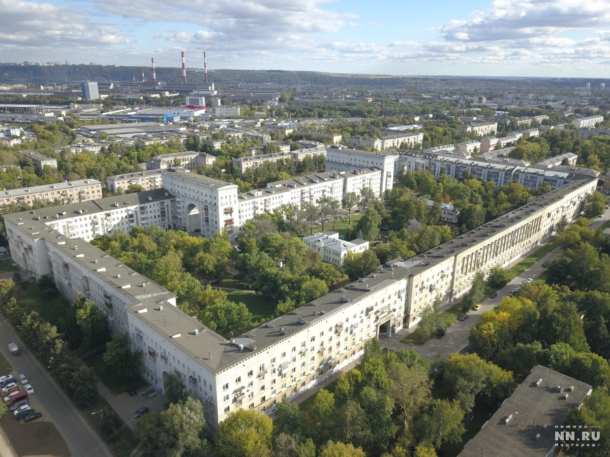 Самое длинное в нижнем новгороде. Серый Бусыгинский дом Нижний Новгород. Бусыгинский квартал Нижний Новгород. Бусыгинский дом в Нижнем Новгороде. Автозаводский район Нижний Новгород , Бусыгинский дом.