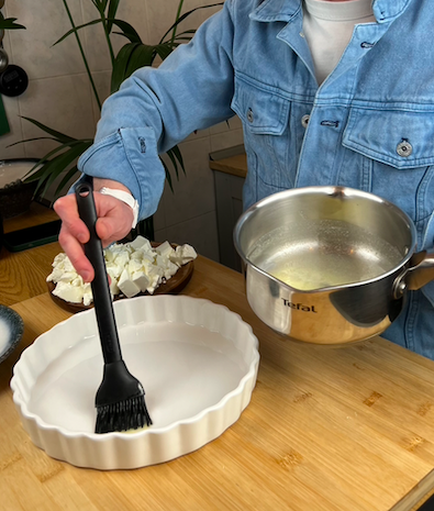 Дно формы и бока смазать маслом.