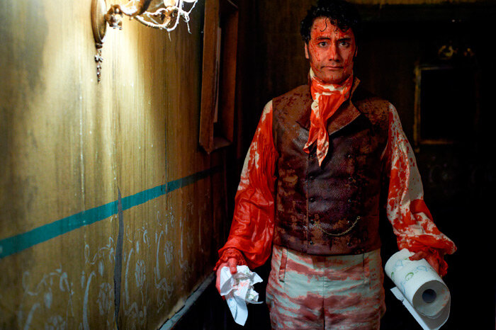 — Захожу в гостиную, а мой прекрасный старинный диван залит кровью! — Это который красный? — Ну, теперь он красный, да!