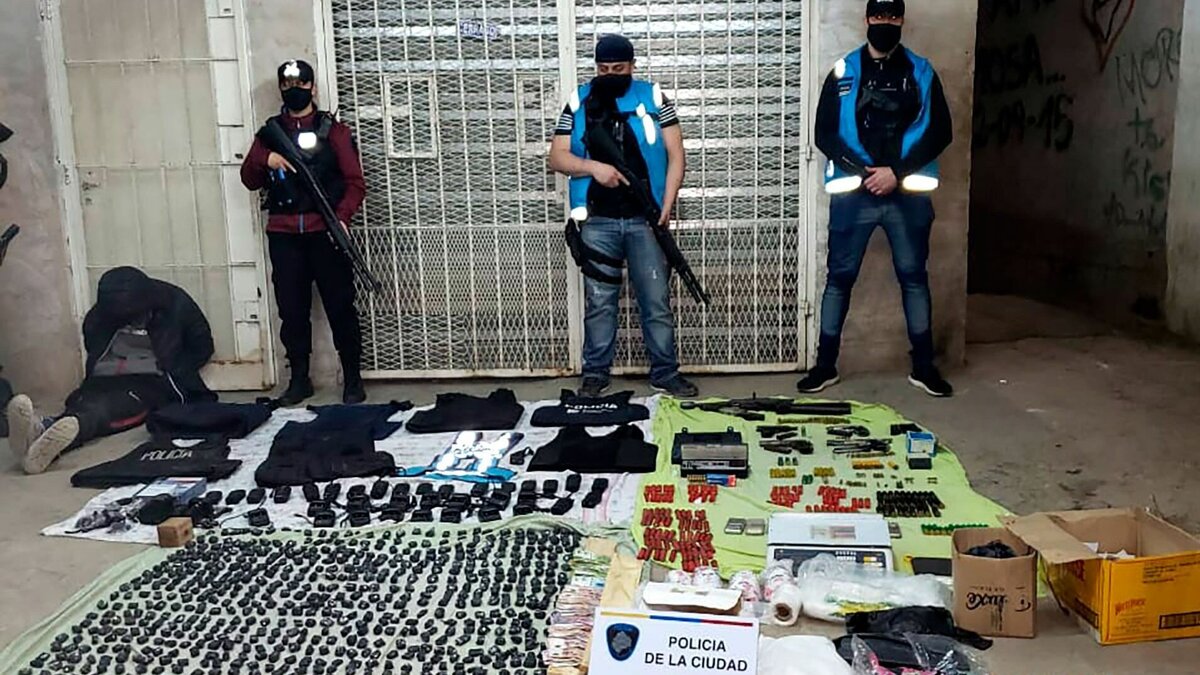     Представители силовиков из 15 стран под руководством Интерпола провели совместную операцию «Триггер IX», в результате которой было захвачено 8000 единиц оружия, более 200 тонн кокаина и других наркотиков на сумму $5,7 млрд. 14 000 боевиков в странах Южной и Центральной Америки взяты под стражу.