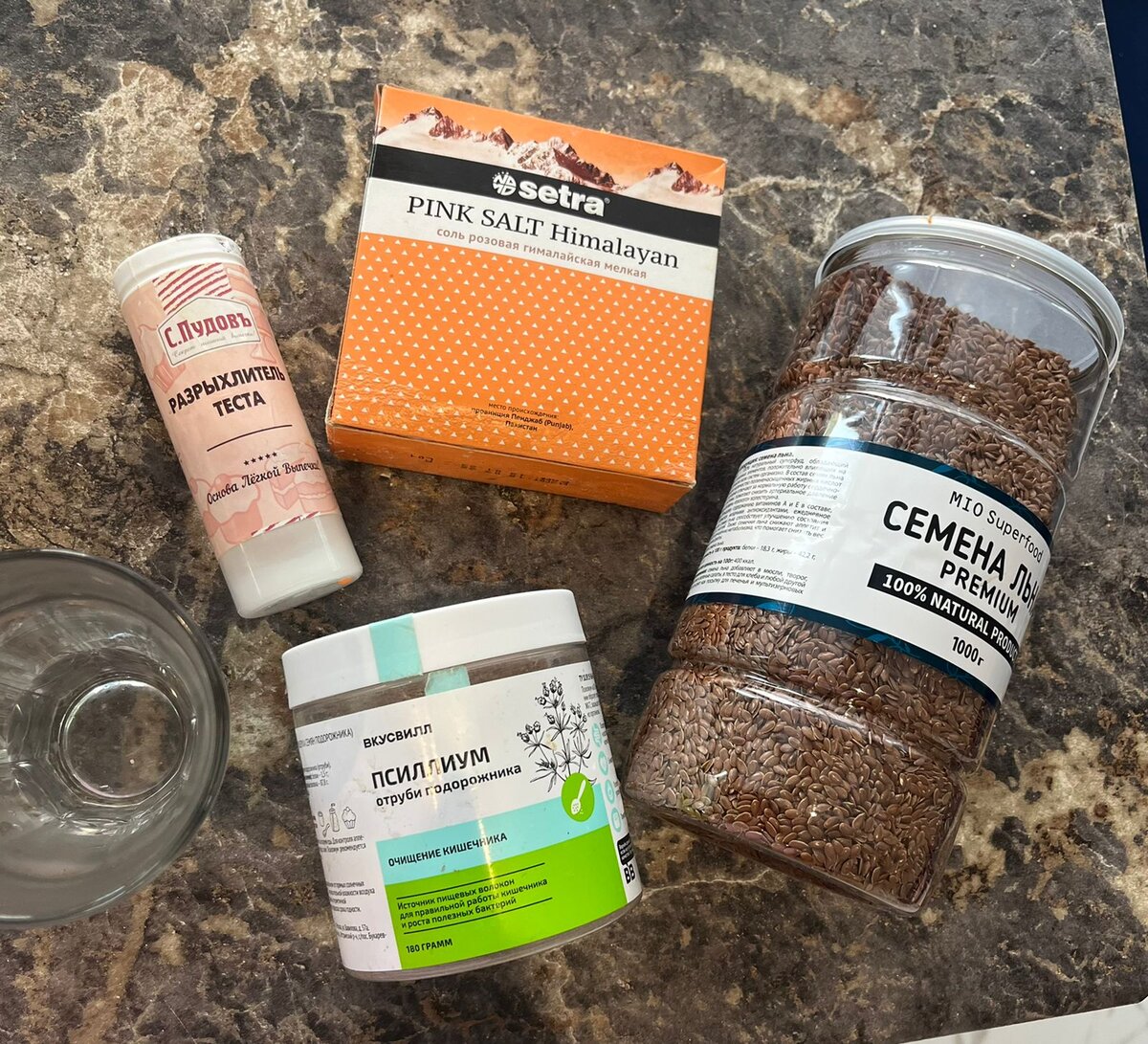 Нам понадобится:
-семена льна 250 гр
-псиллиум 40 гр
-разрыхлитель 1 ч.ложка 
-соль 0,5 ч.ложки
-вода
-кунжут 
-семена подсолничника

