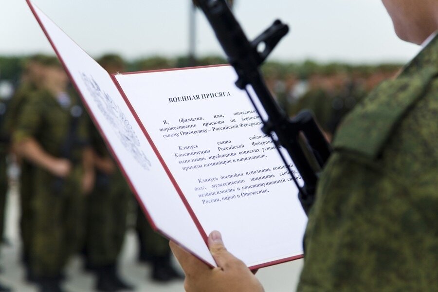 Описание фотографии военная присяга