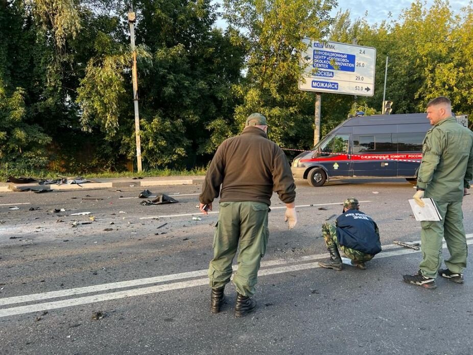    Следователи на месте взрыва автомобиля, в котором находилась Дарья Дугина Следственный комитет России