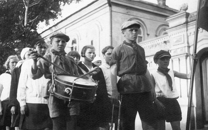  «Легкая кавалерия» партийного режима. /Фото: mr.rgub.ru