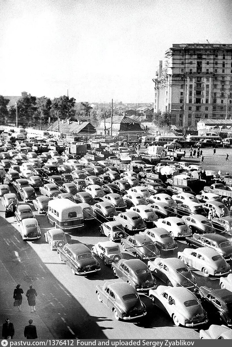 После многочисленных обсуждений под фотографией, большинство пришли к выводу, что это всё же пробка на Новослободской улице перед старым Бутырским путепроводом, 1955. Фото Д.Чернова, с сайта www.pastvu.com.