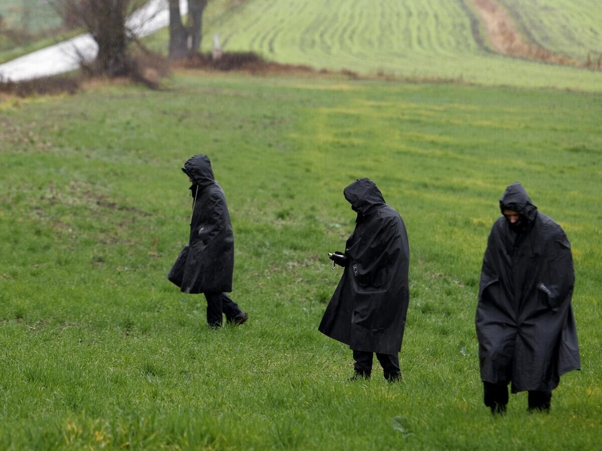    Польские полицейские в районе зернового склада в Пшеводове, где произошел взрыв ракеты© AP Photo / Michal Dyjuk