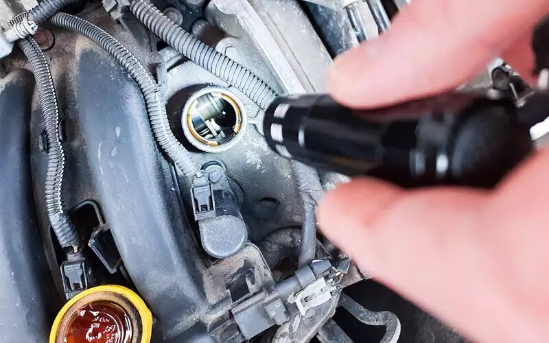 Загляните в полость под клапанной крышкой – обильные отложения недопустимы.