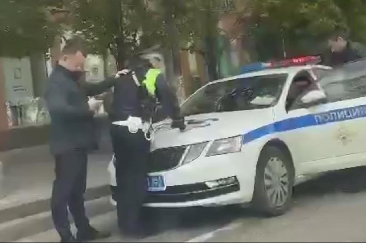    На главной улице Ростова при получении взятки задержан инспектор ГИБДД