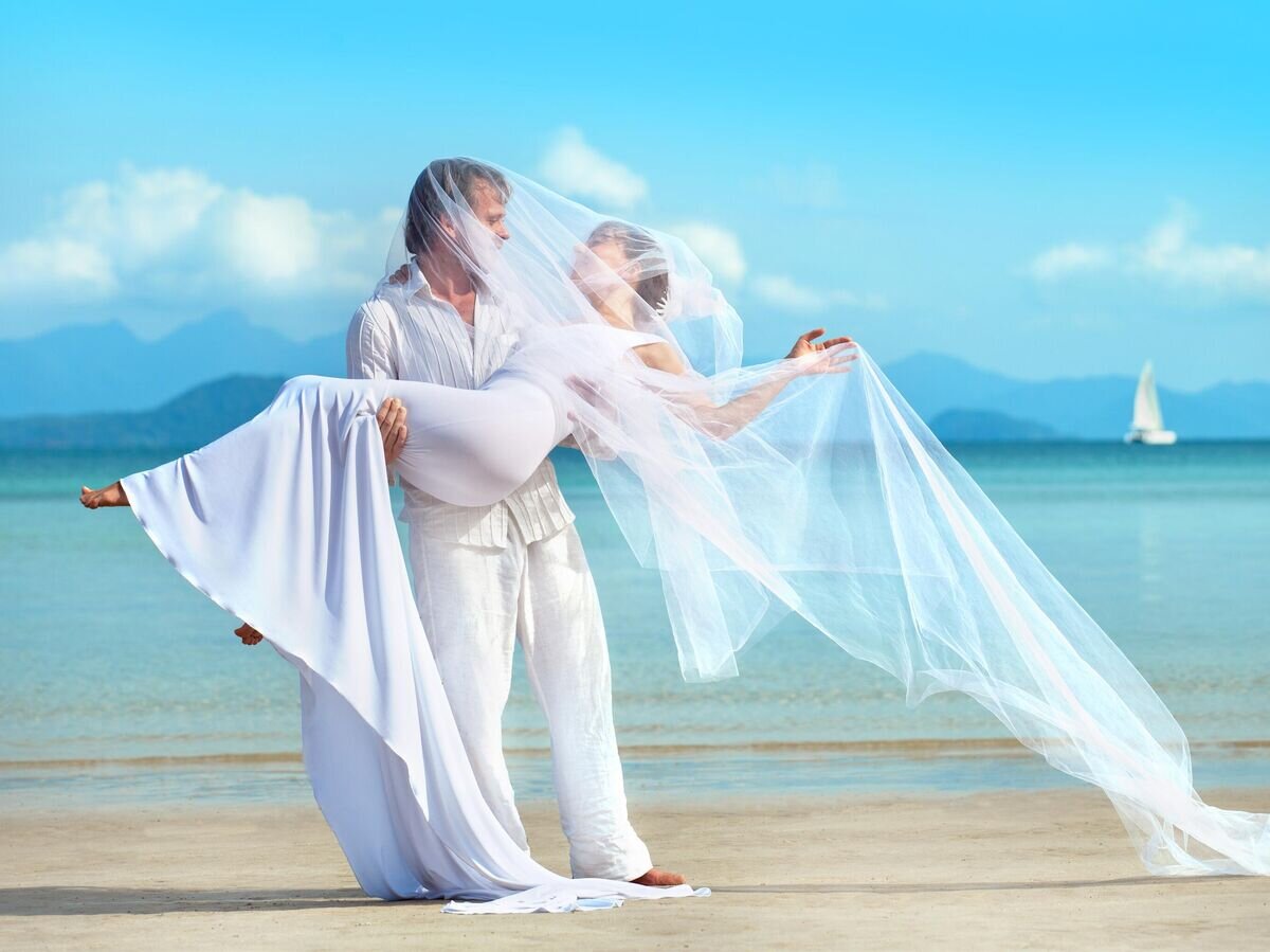    Молодожены на Кубе© iStock.com / Dedukh