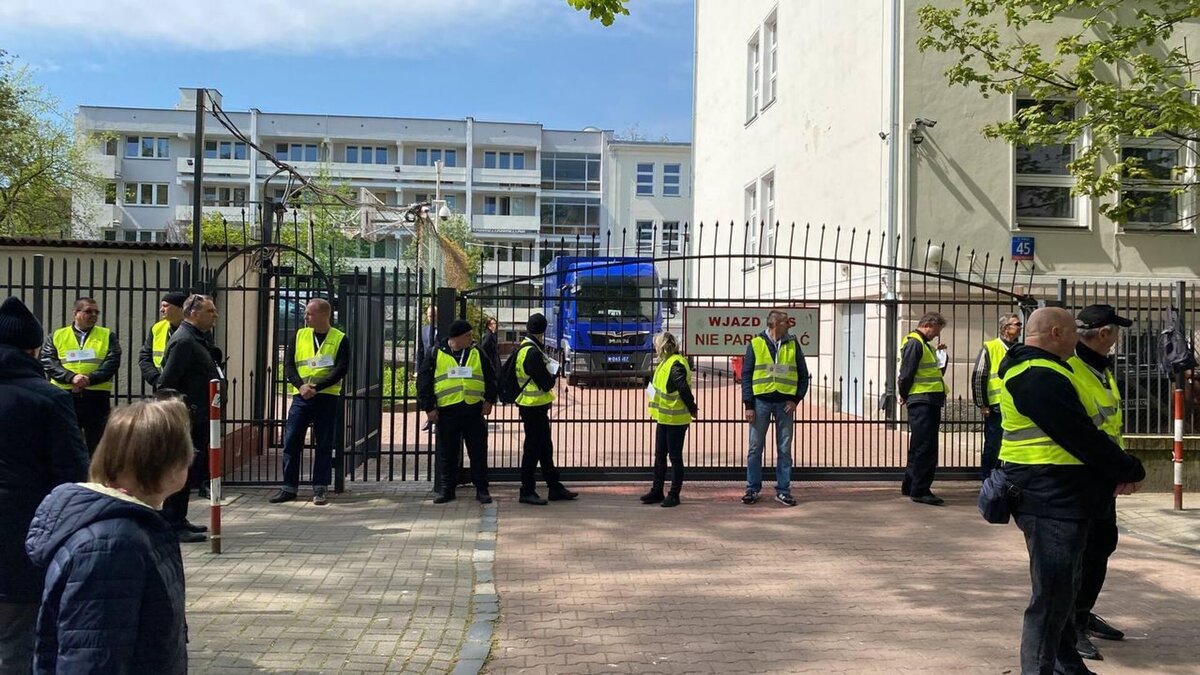 Поляки захватили территорию русской школы при посольстве РФ в Варшаве. Источник: Яндекс.Картинки 