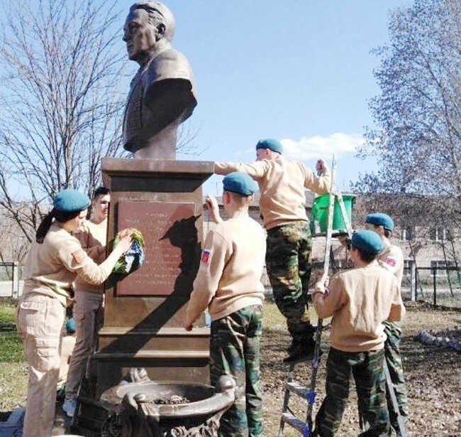 Кадеты и юнармейцы 7 «б» школы № 12 в микрорайоне Нагорный производят уборку у памятника Василию Филипповичу Маргелову