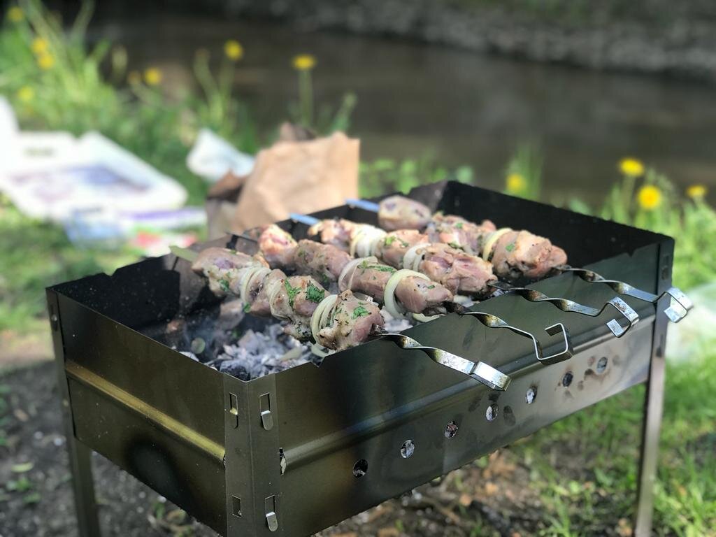 Он же, в процессе жарки. На заднем фоне - наша могучая речка :)