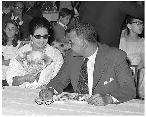 Умм Калсум сидит рядом с президентом Абдель Насером на мероприятии (Каир, 1960-е годы). Фото из открытых источников.