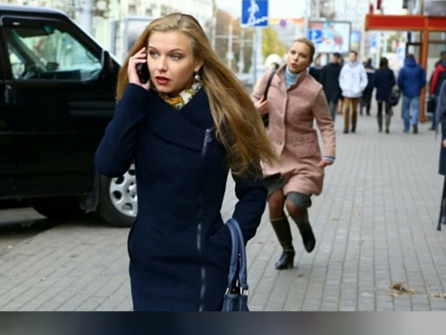 Татьяна Чердынцева - с первого же дня, взявшись опекать девушку в чужом городе и однажды пригласив её погулять, они с тех пор так и "гуляют" вместе