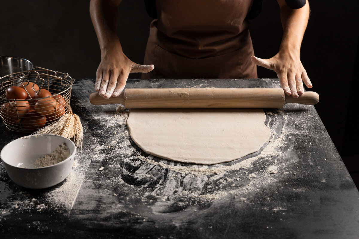 Изображение от <a href="https://ru.freepik.com/free-photo/high-angle-of-chef-rolling-dough-with-flour_10922520.htm#query=%D1%82%D0%BE%D0%BD%D0%BA%D0%BE%D0%B5%20%D1%82%D0%B5%D1%81%D1%82%D0%BE&position=9&from_view=search&track=robertav1_2_sidr">Freepik</a>