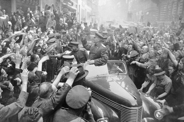    Жители Праги радостно встречают советских воинов освободителей, во главе которых маршал Иван Конев. Фото:  РИА Новости/ Анатолий Егоров