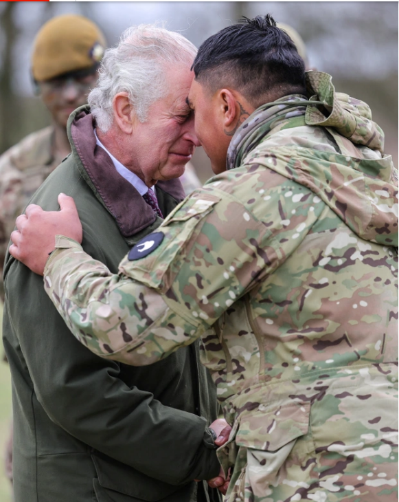 Король Карл нежно обнимает новобранца из страны 404, которого обучают в Великобритании
