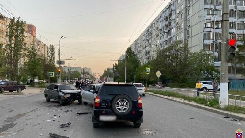     Неуступчивый водитель спровоцировал ДТП в Дзержинском районе Волгограда, после которого пострадавшую машину отбросило на встречную полосу в другой автомобиль. В результате пострадал 11-летний ребенок, сообщает региональное ГУ МВД.