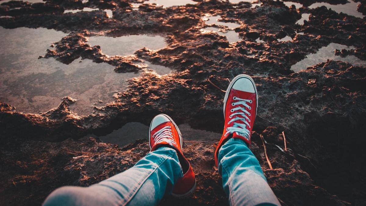    Ноги человека, сидящего в грязи:Pexels