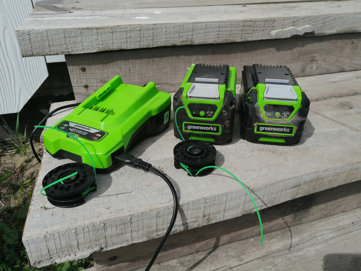 Зарядник, аккумуляторы и катушки с леской - к работе готов!