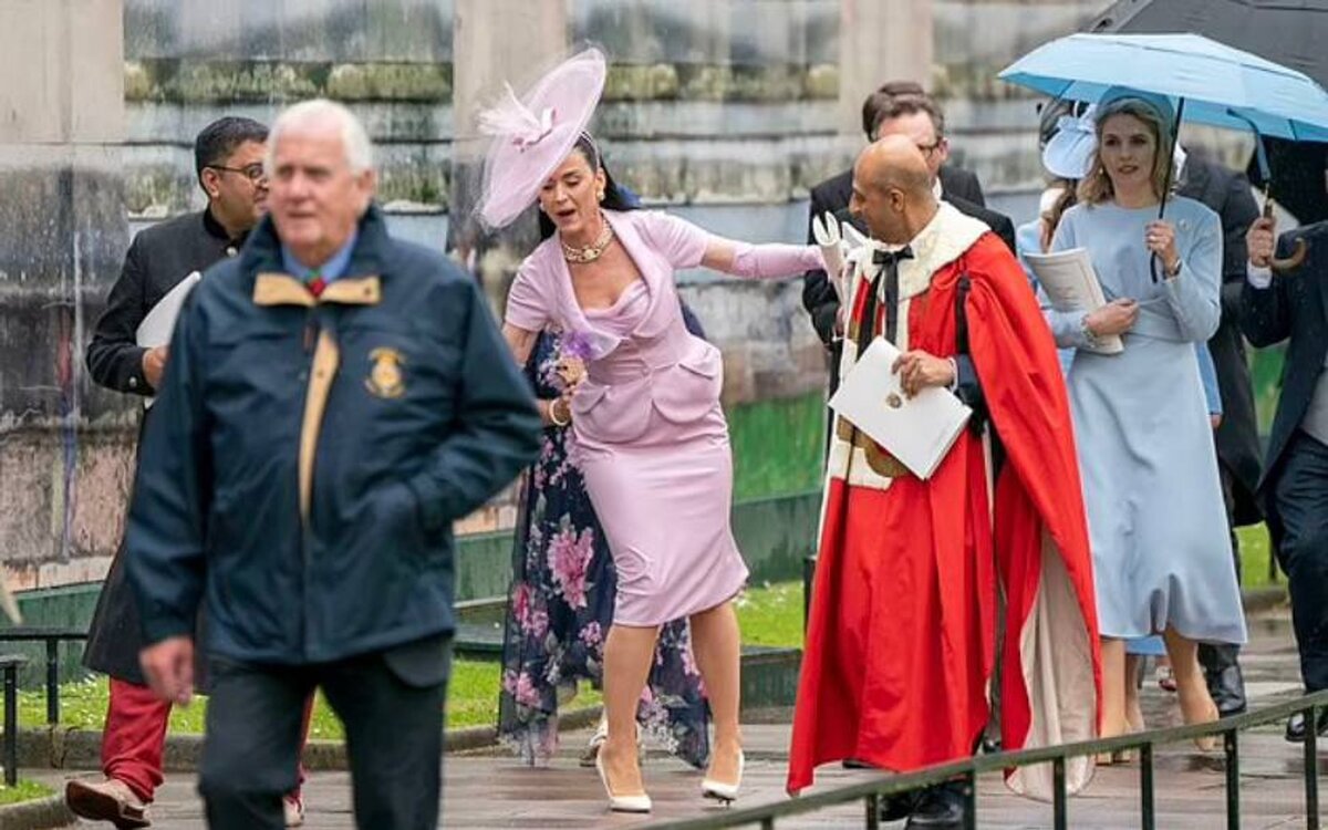    Кэтти Пэрри подводят каблуки Фото: Daile Mail