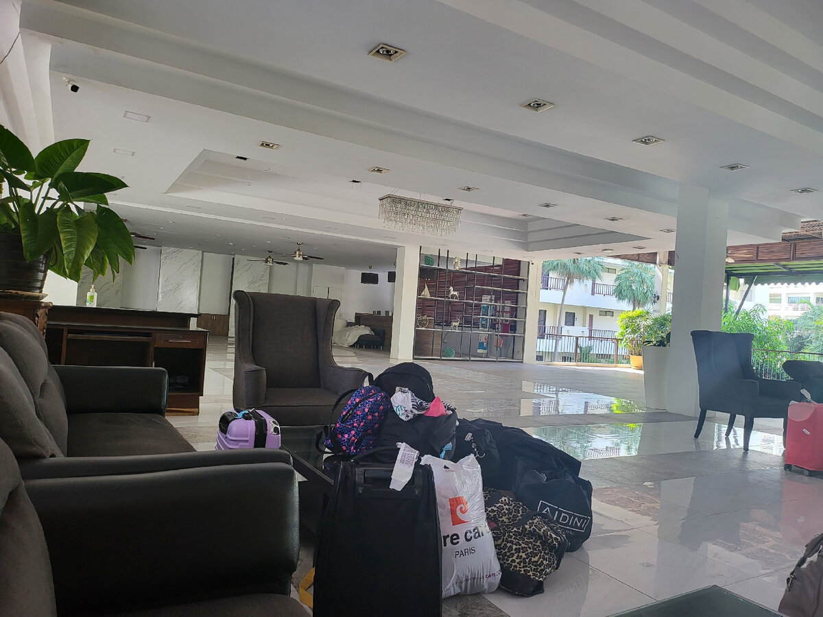 Фотоаппарат очень засвечивает темные места, поэтому на фото "тёмная зона" очень даже милая.