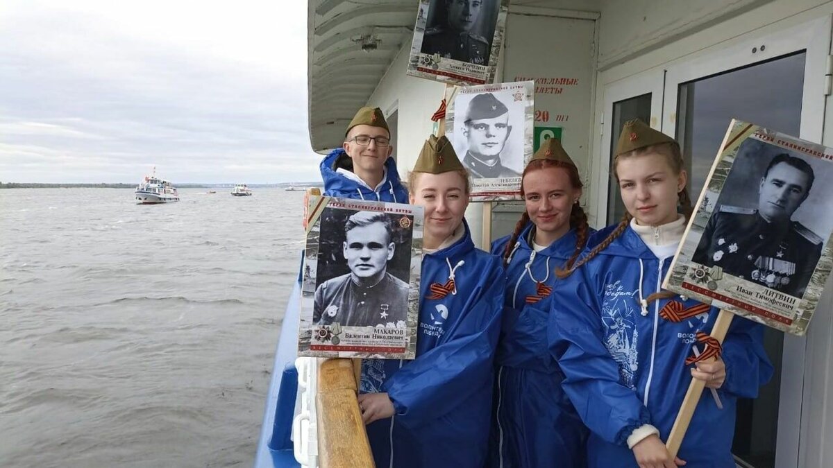     Теплоходы с портретами 150 участников Сталинградской битвы и военачальников прошли вверх по Волге в рамках акции «Река Бессмертного полка» в Волгограде. Проходя мимо причальной стенки у «БК-31», они протяжными гудками поприветствовали зрителей.