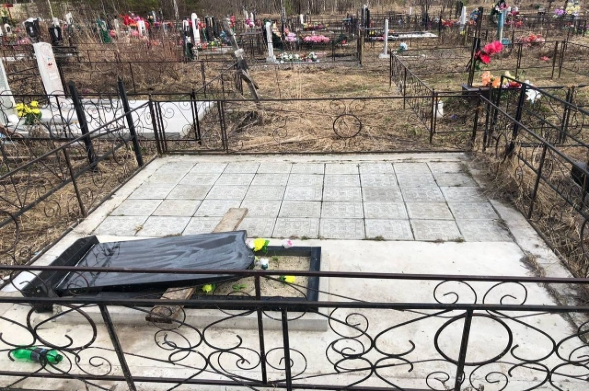    Вандалы повредили надгробия на четырёх могилах.