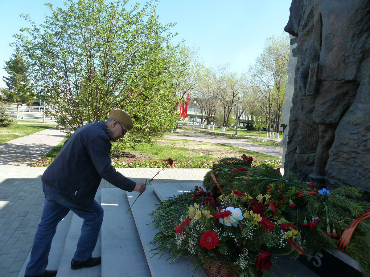 Цветы к памятнику в сквере Тружеников тыла