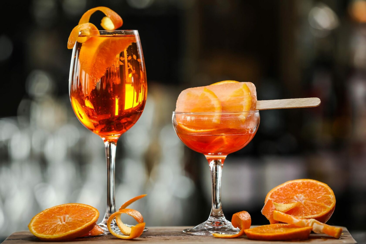 Напиток Апероль шприц. Апероль Spritz коктейль. Апероль Спритц коктейль. Бокалы для Апероль шприц.