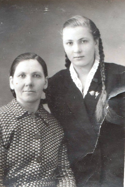 Зина-школьница  с мамой 