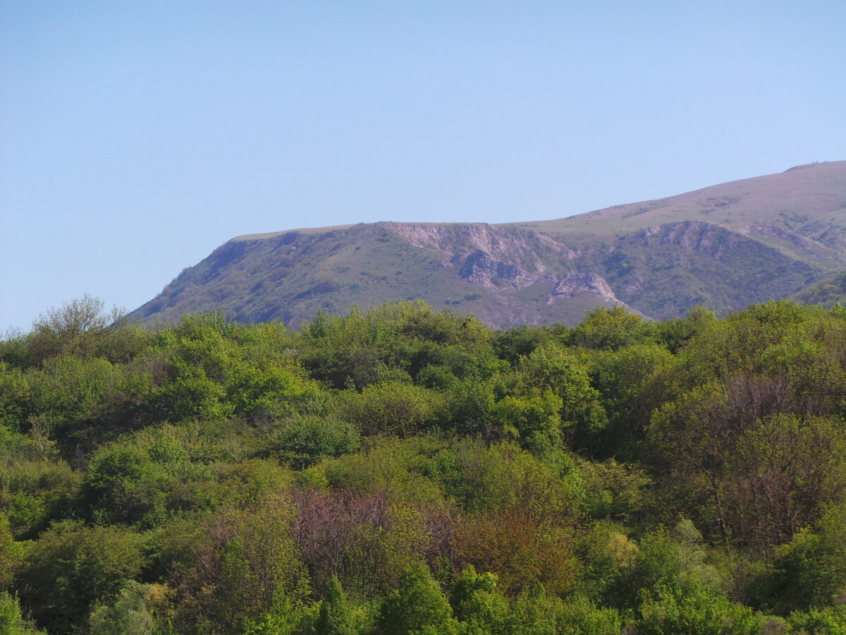 Весенние крымские горы. Они зорко наблюдают за нами. 