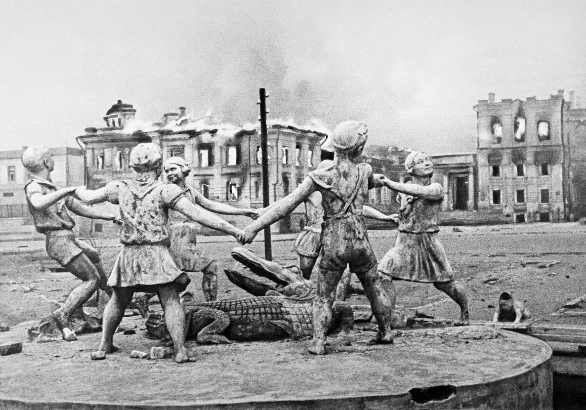 Фото "23 августа 1942 года. После массированного налёта гитлеровской авиации».
