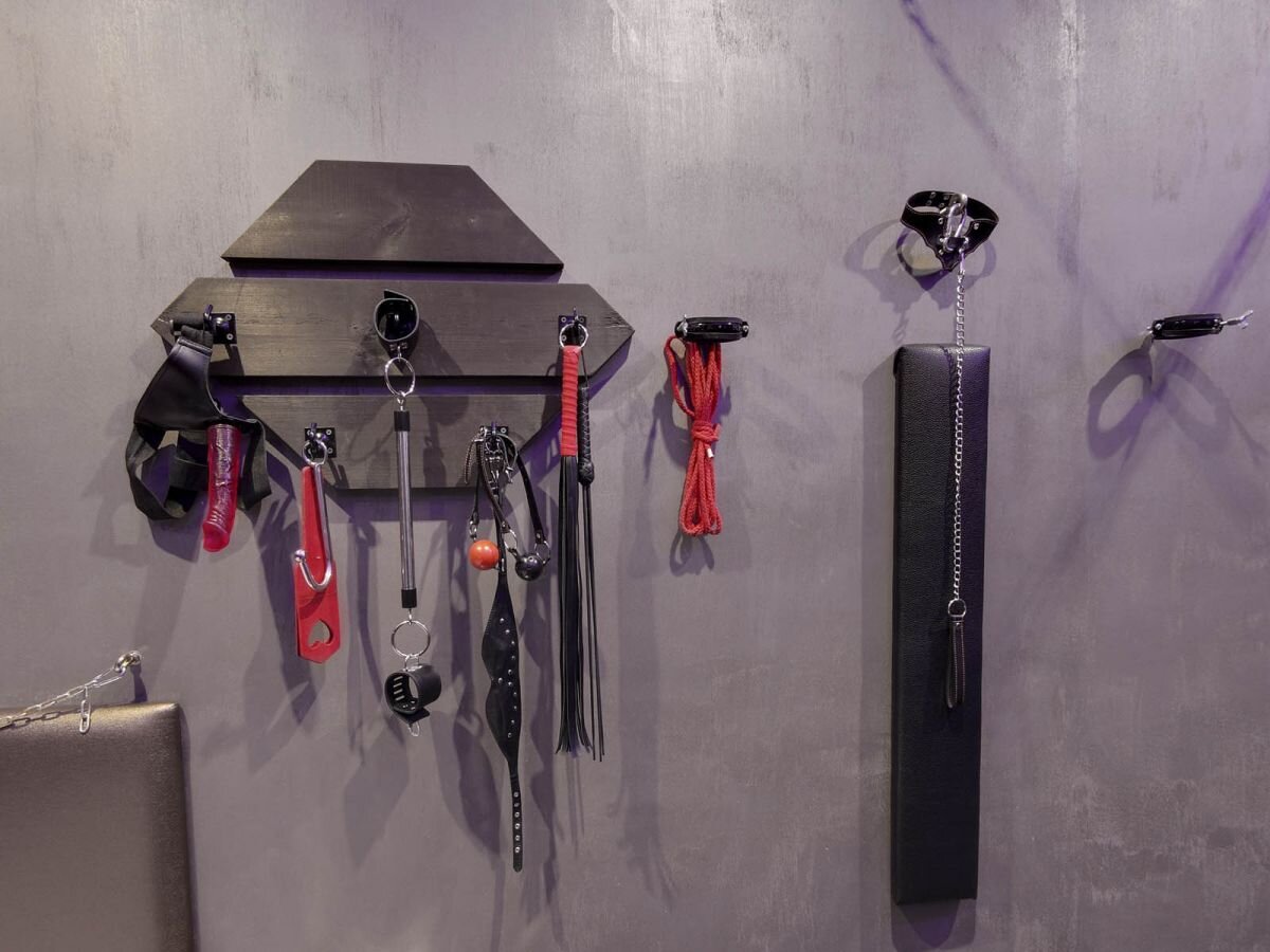 Набор девайсов в номере "Логово" в отеле "Подушкин" в Измайлове в Москве.