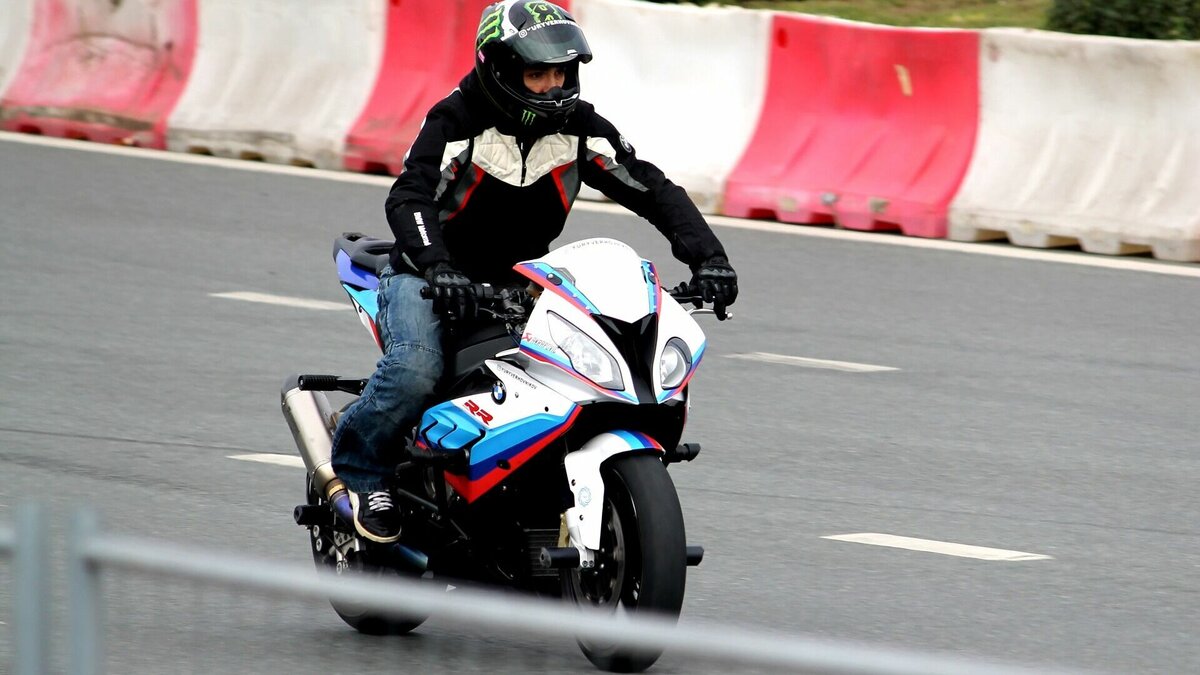     Полицейские разбираются в обстоятельствах аварии с мотоциклистом и дорогой иномаркой, сообщает издание «НовостиВолгограда.ру» со ссылкой на пресс-службу ГУ МВД региона.