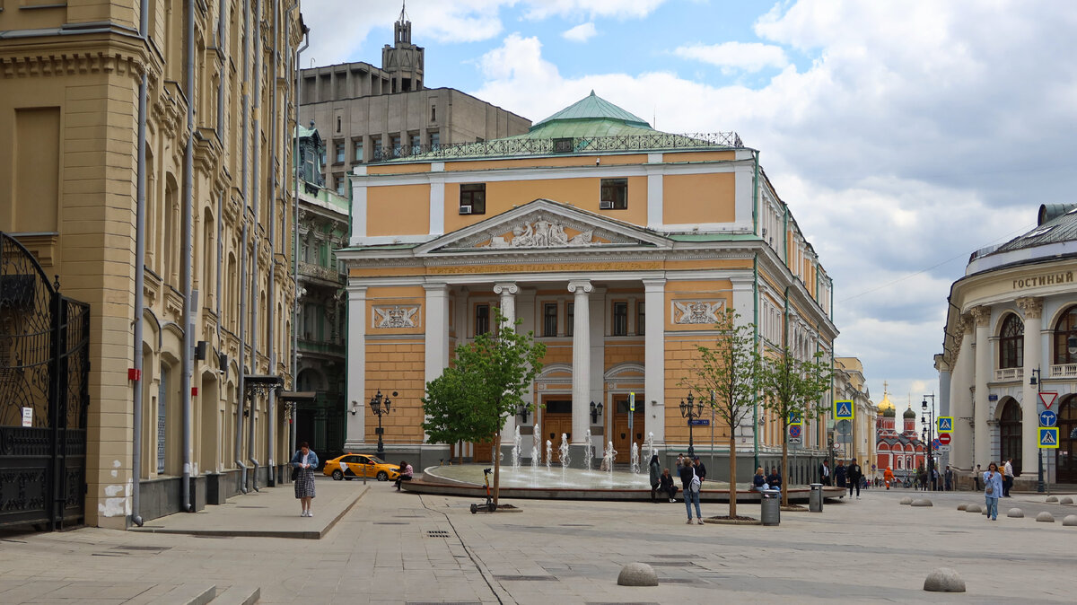 Вид с биржевой площади на здание биржи. (ТПП совр.) Май 2023 года.